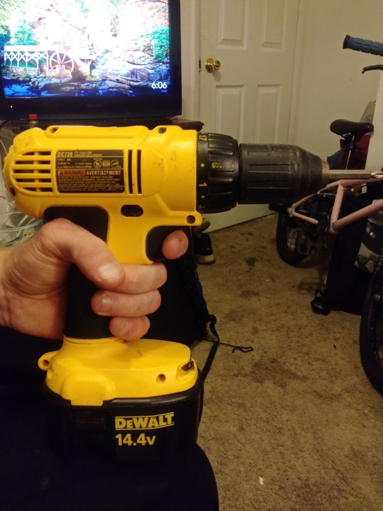 Dewalt 14.4 volt cordless power drill