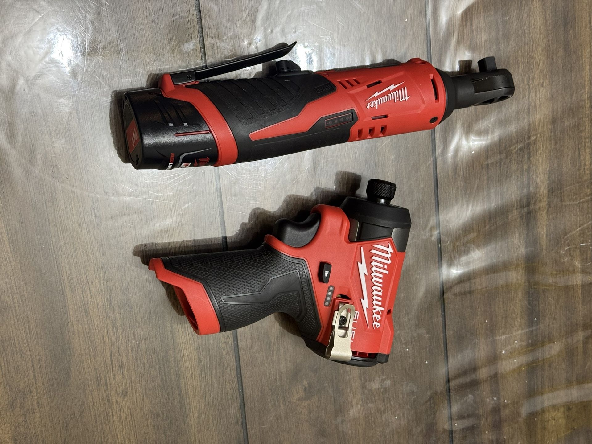 MilwaukeeM12 FUEL 12V Lithium-Ion Brushless Cordless 1/4 in. Hex Impact Driver Whit 3/8 Ratchet And 2.0 Battery