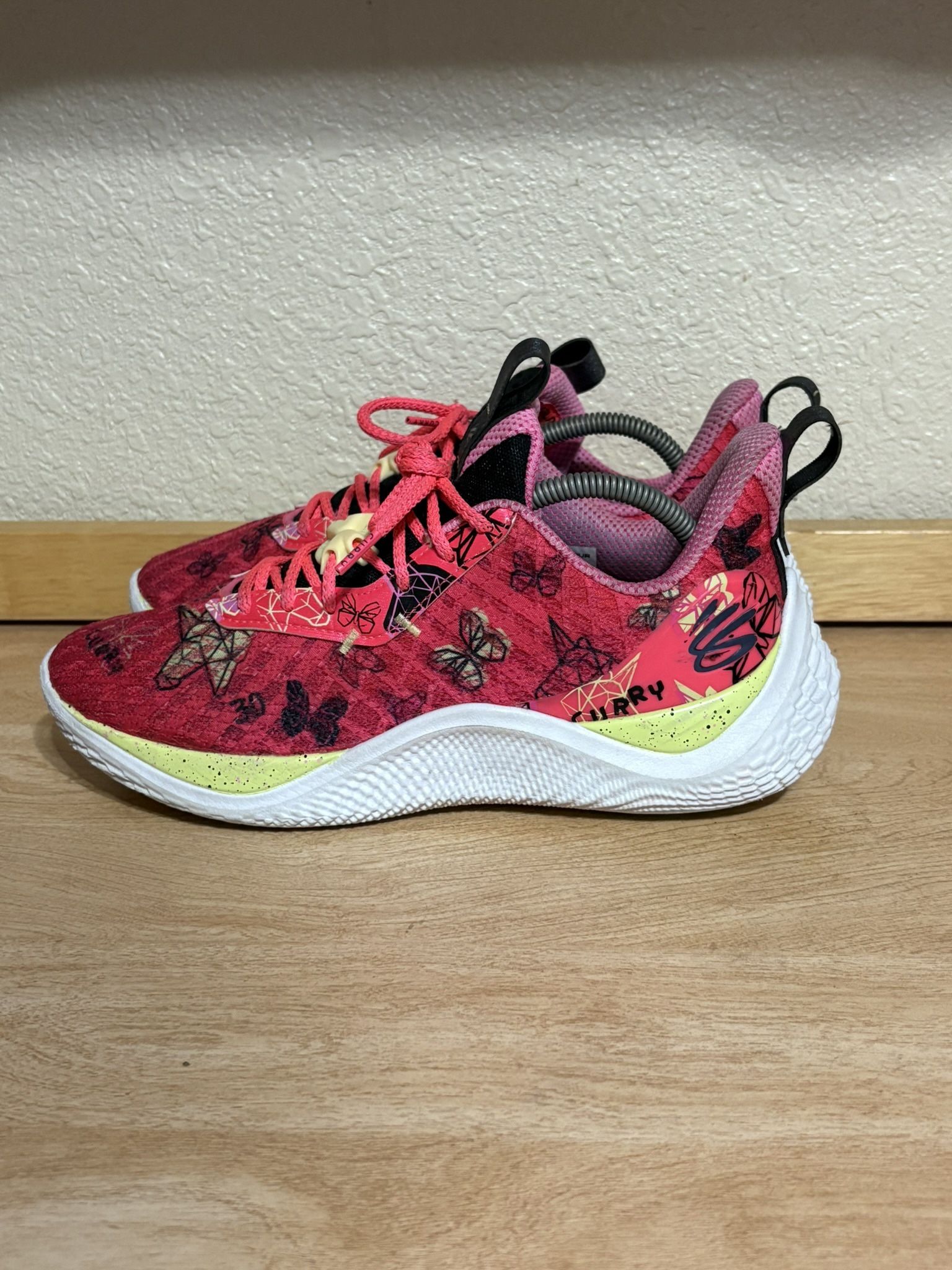 Curry Basketball Shoes (Size 9 Men)