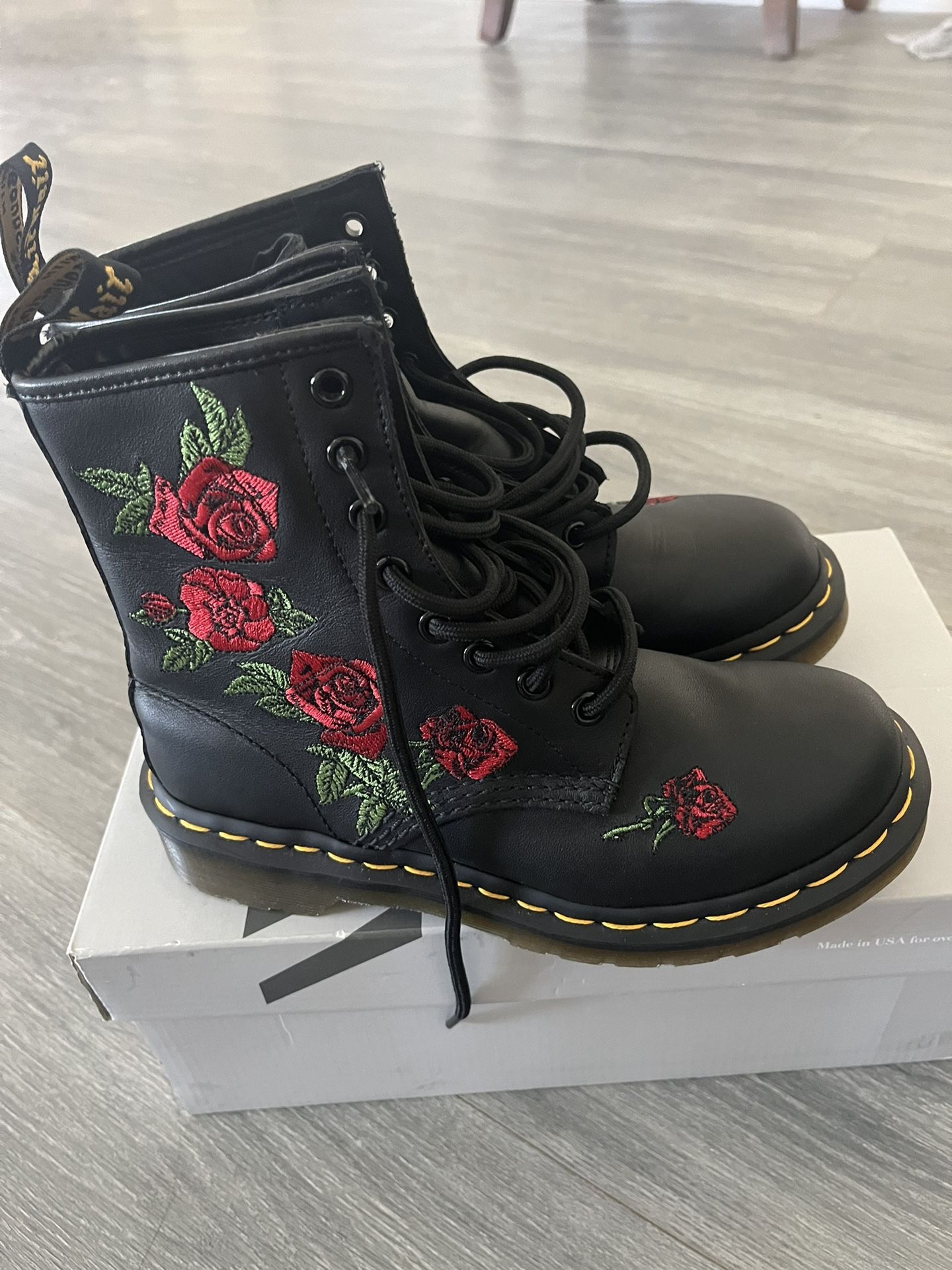 Brand new leather shoes, originally priced at 230 US dollars, are now on sale for 88 US dollars, 5us dollars, 36EU