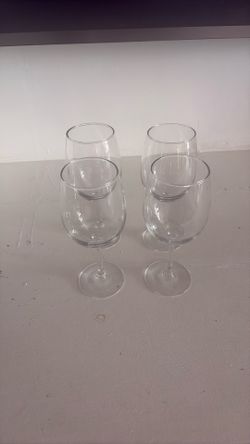 4 Wine glasses