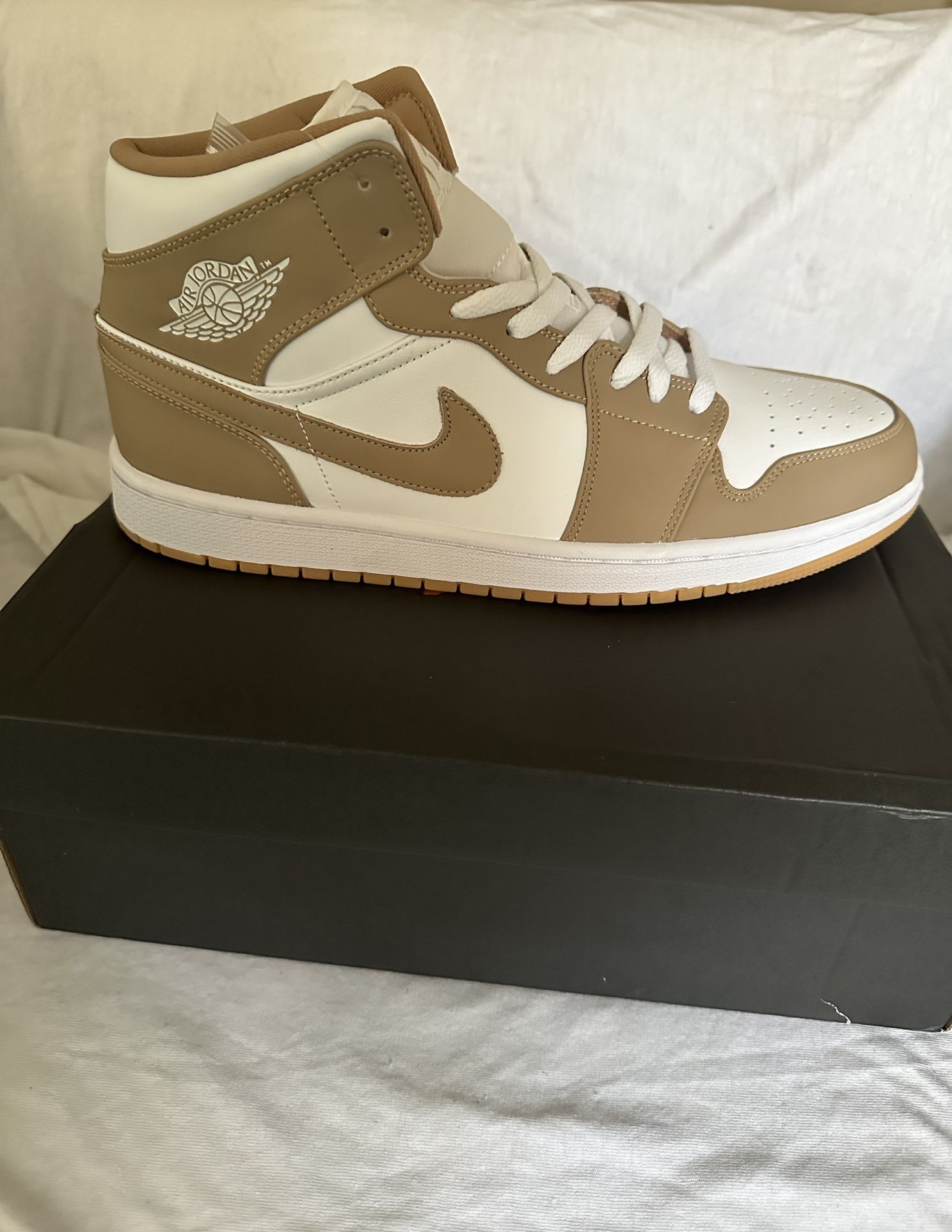 New Nike Jordan 1s Tan/ Gum