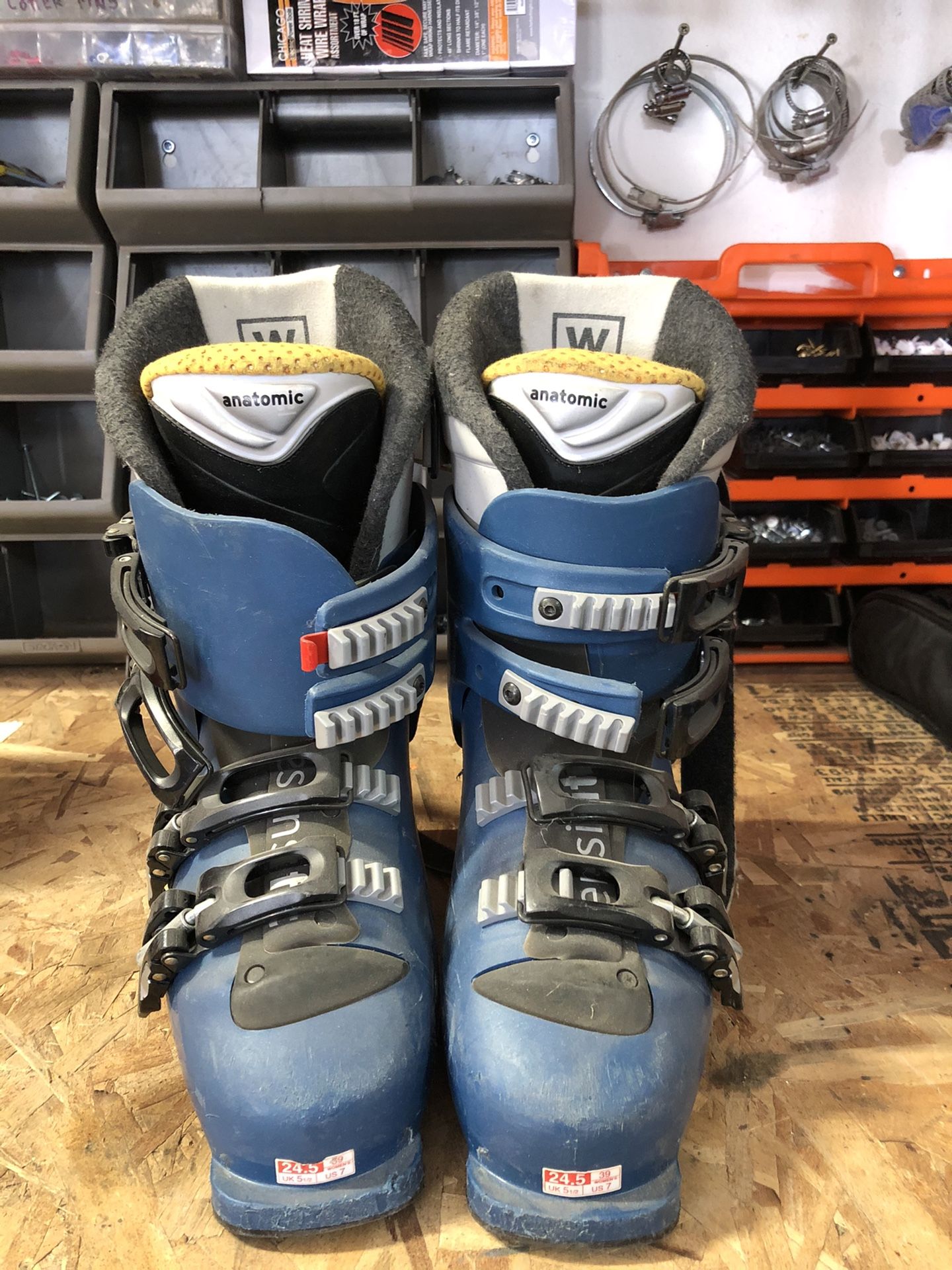 Anatomic ski boots