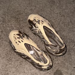 yeezy foam runners size 10