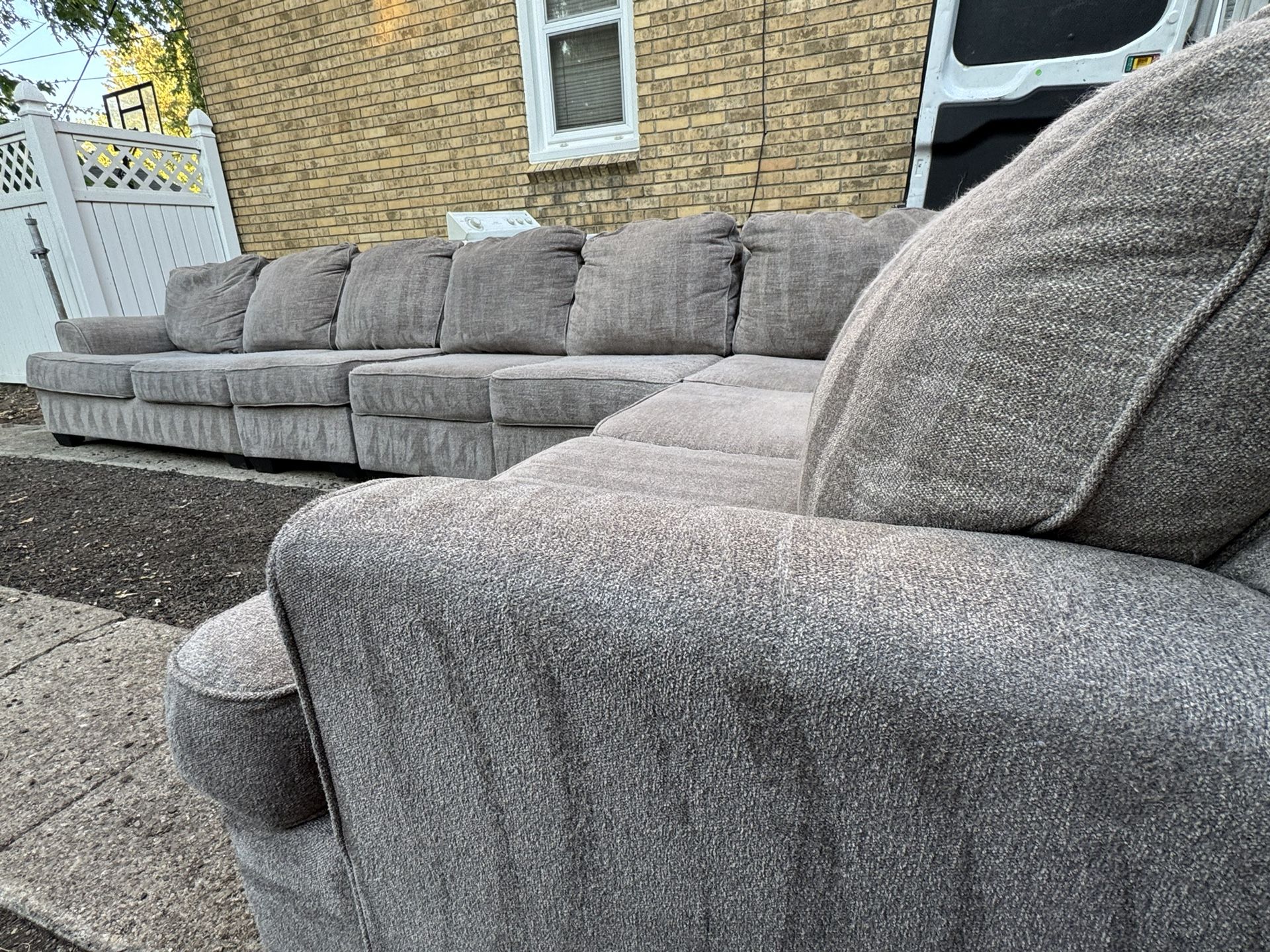 (DELIVERY π)Beautiful Five Piece L-Shaped Ashley Light Grey Sectional Couch
