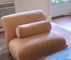 Short chaise lounge chair