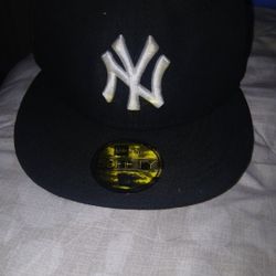 Its a 7 1/2 Size Hat
