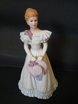 Vintage 1999 Home Interiors "Elizabeth" Porcelain Figurine (14061-99) 8" tall