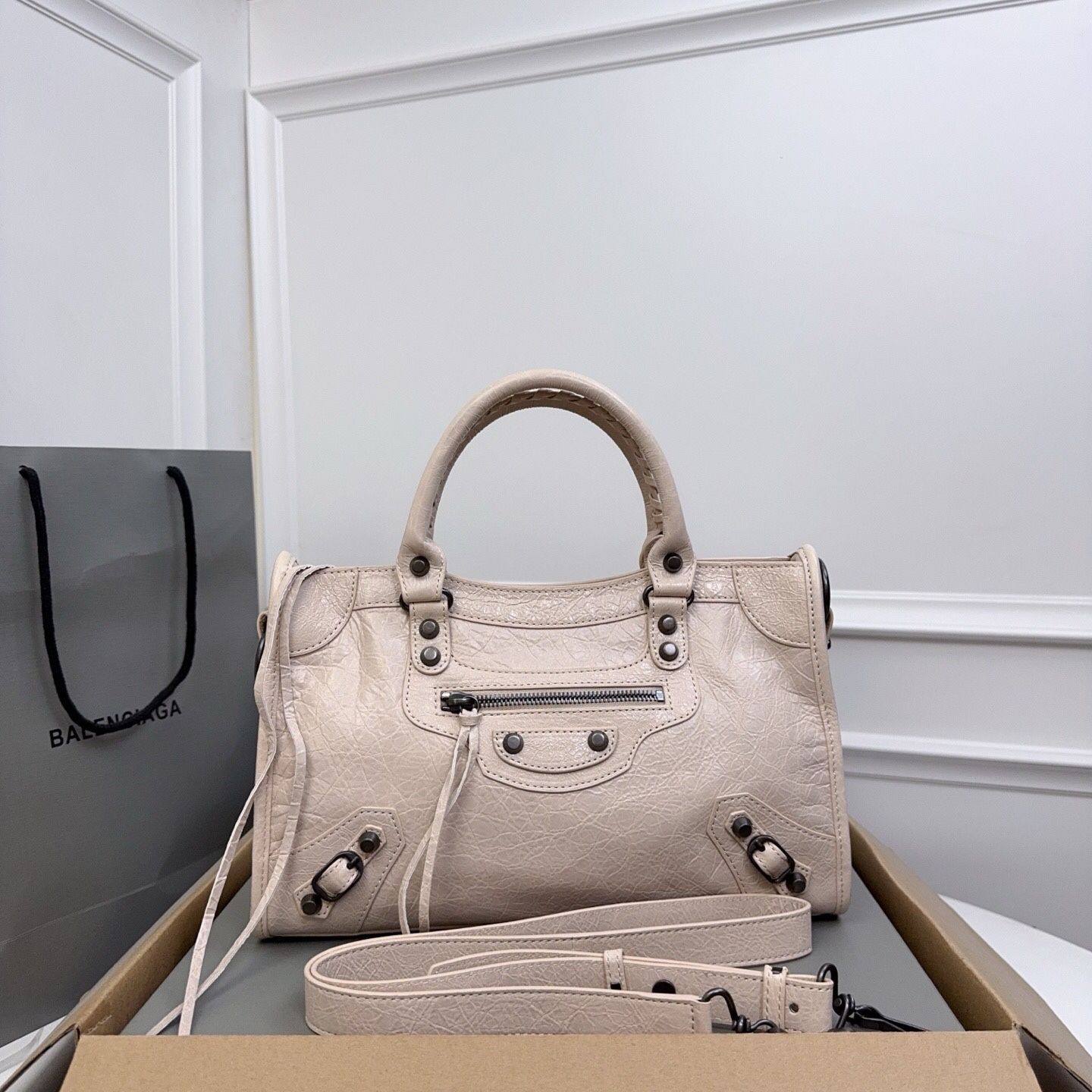 A classic versatile bag for women