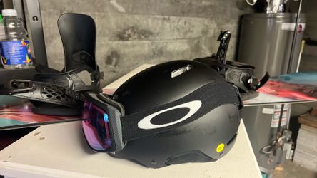 Ski/snowboard helmet and goggles