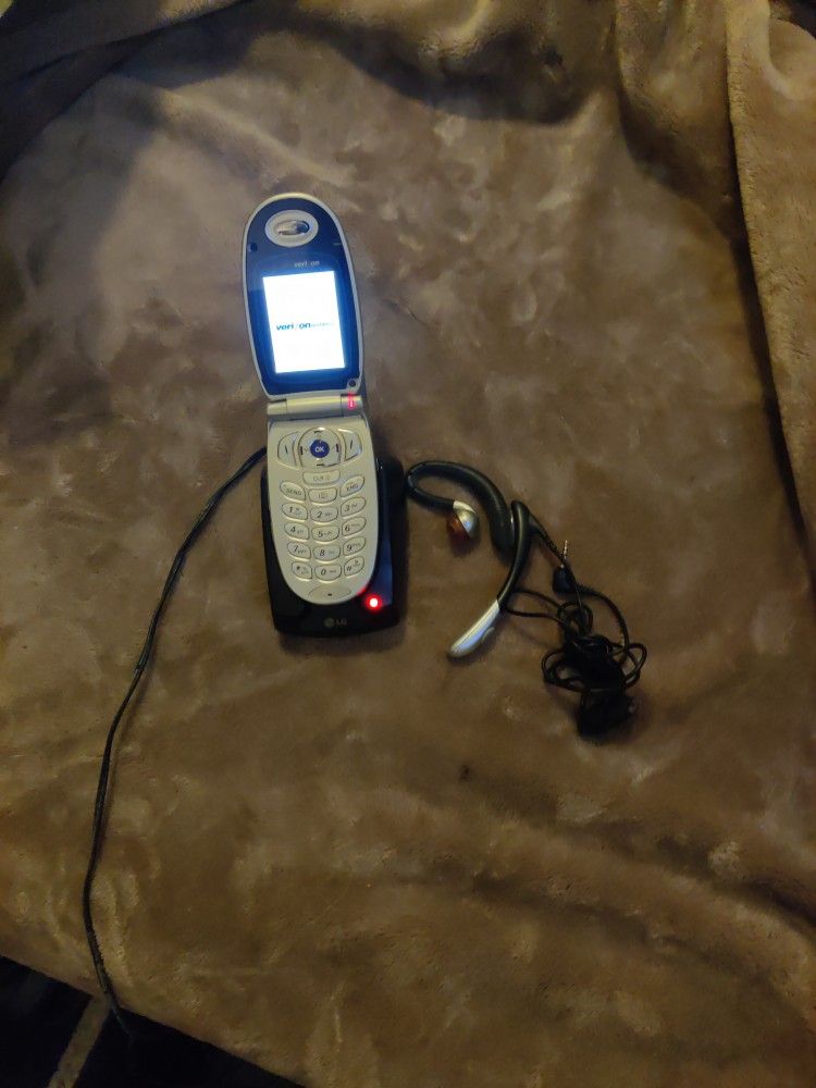 Lg-VX6000 Flip Cell Phone With Charging Base And Headphones (Verizon)
