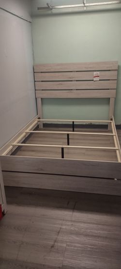 New queen bedframe