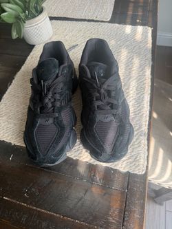 NEW BALANCE 9060 TRIPLE BLACK SIZE 8 WOMEN