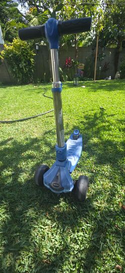 Blue scooter Brand name: Jetson)