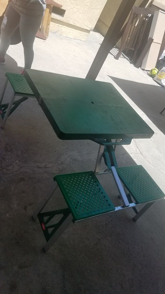 Portable picnic table