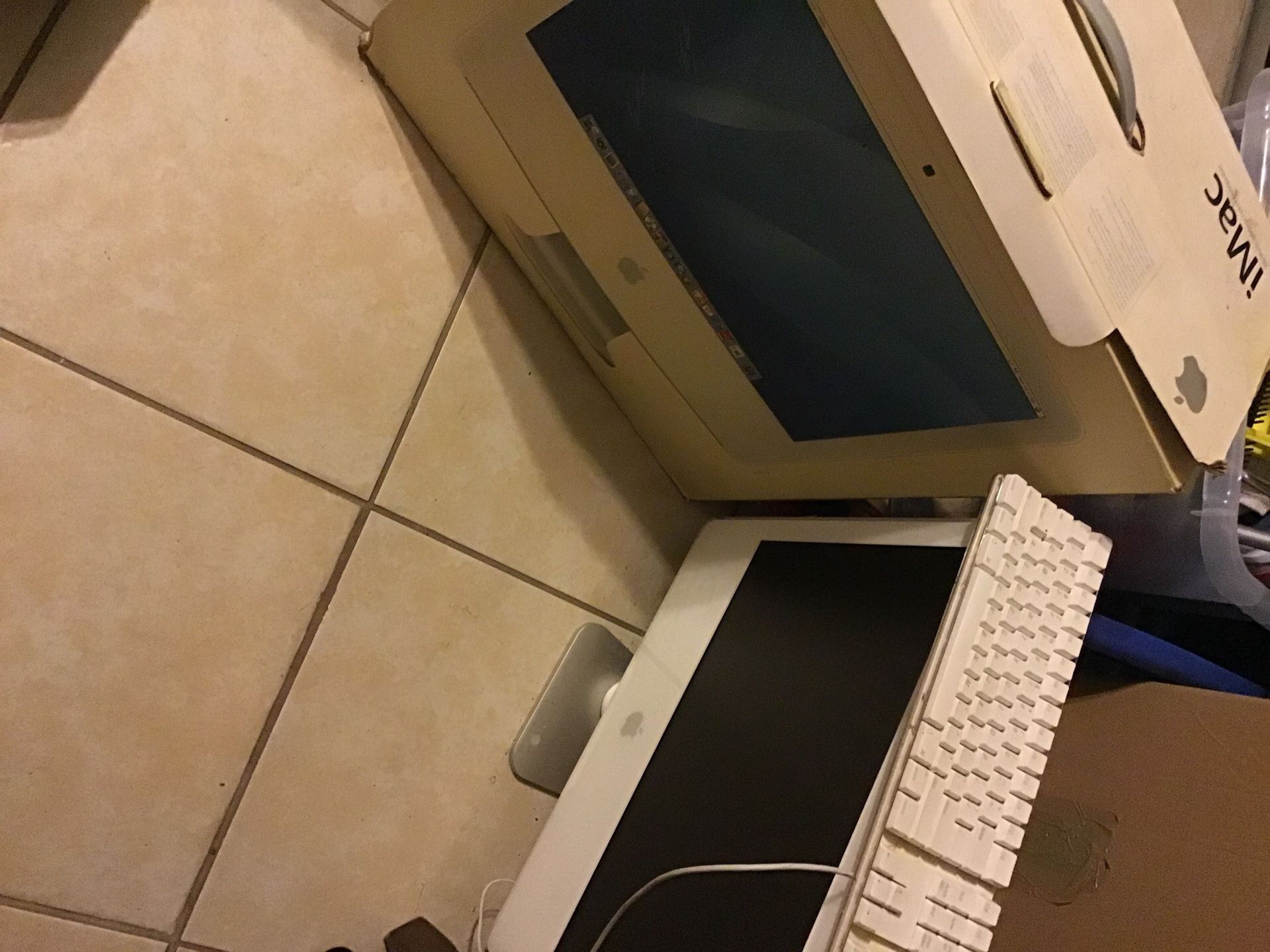 iMac 20 inch widescreen computer. Apple. White. Apple Computer. Keyboard Mousse NO TESTED.