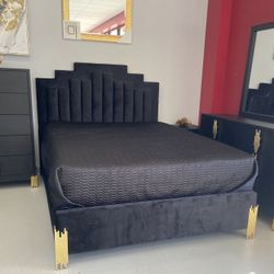 I'm selling this queen bedroom set. Ready to take home. 