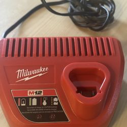 Cargador Milwaukee 