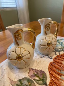 Vintage 22k gold flower & handles porcelain bud vases. Set of 2.  5 x 4 inch. Cottage / country.