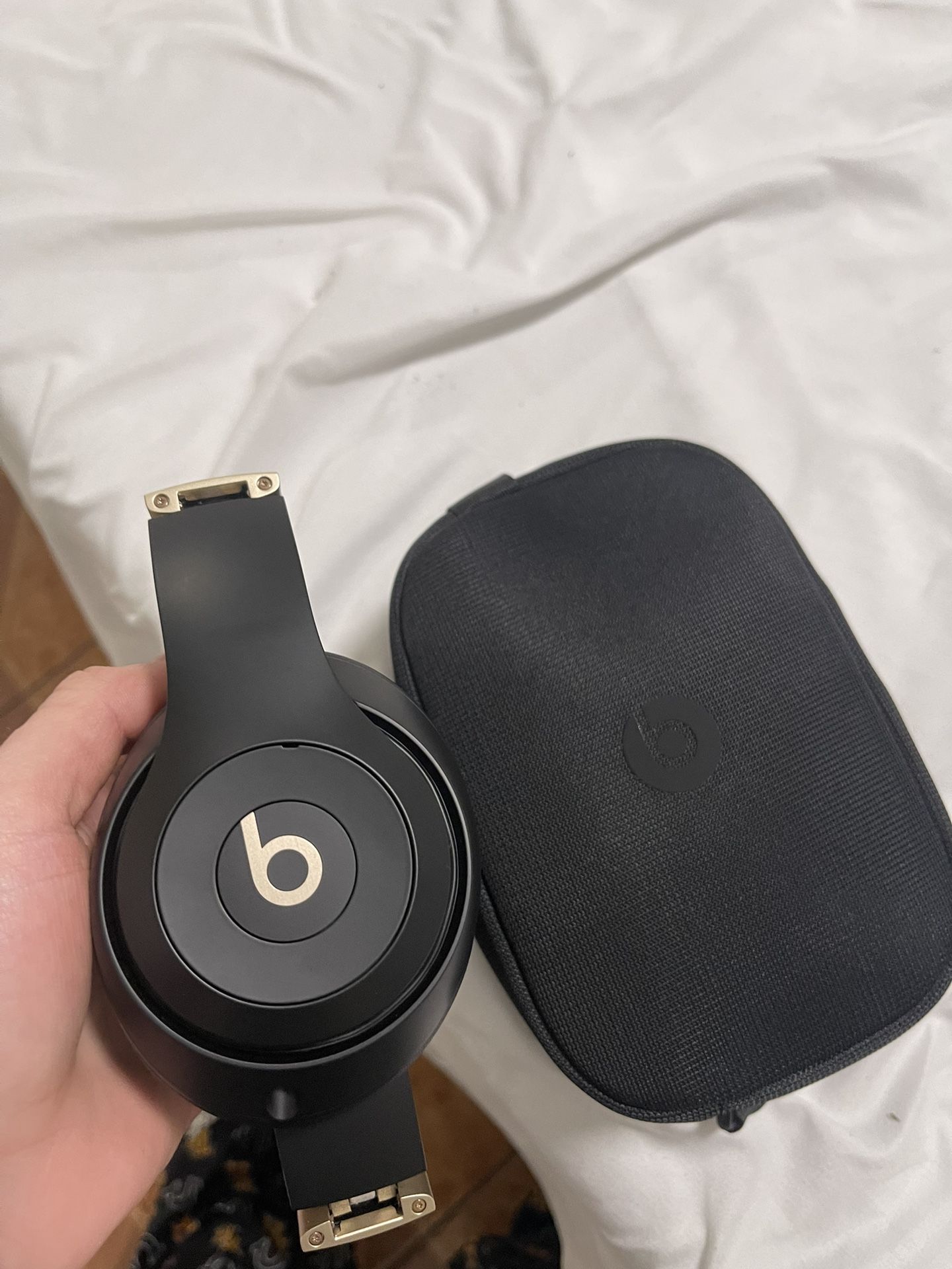 BEATS STUDIO PRO BLACK ND GOLD