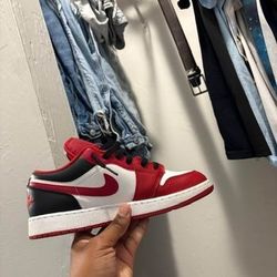 Jordan 1 Low Reverse Black Toe