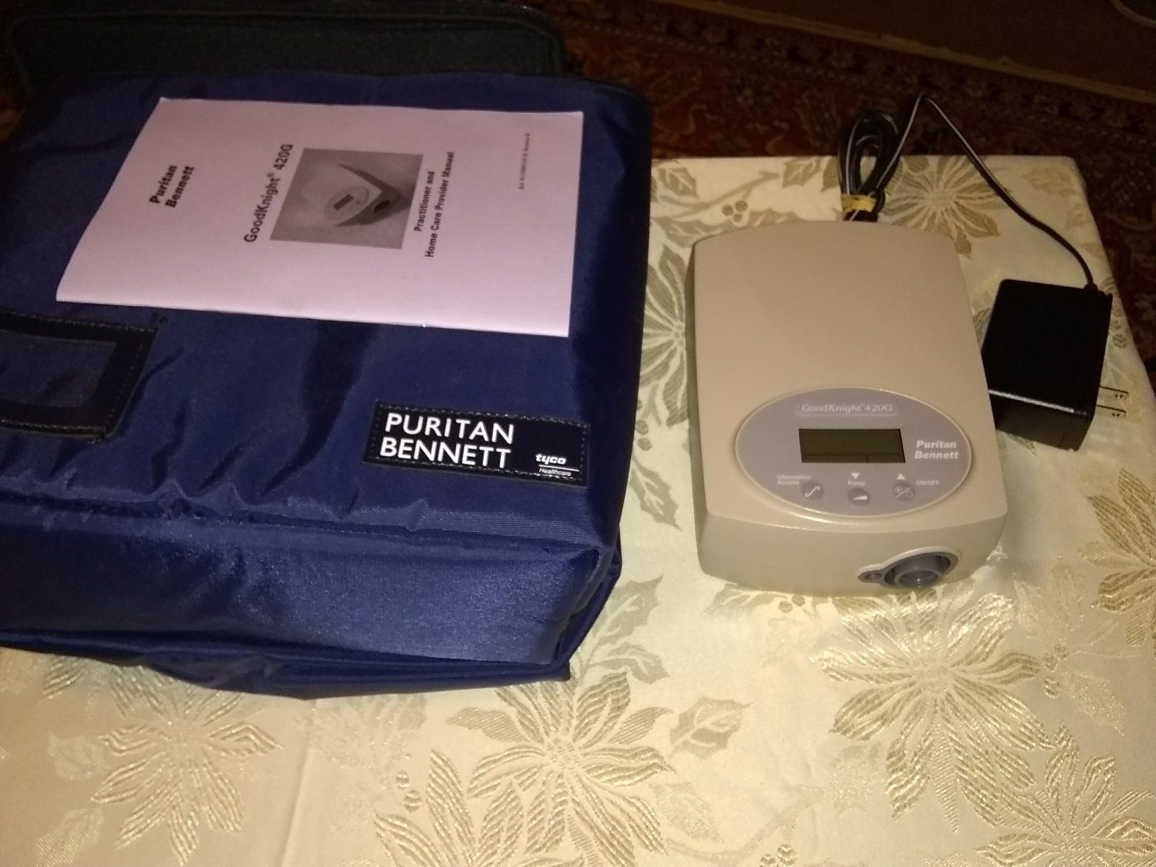 Good knight. Puritan Bennett 420 G CPAP Machine with Manuel and totebag