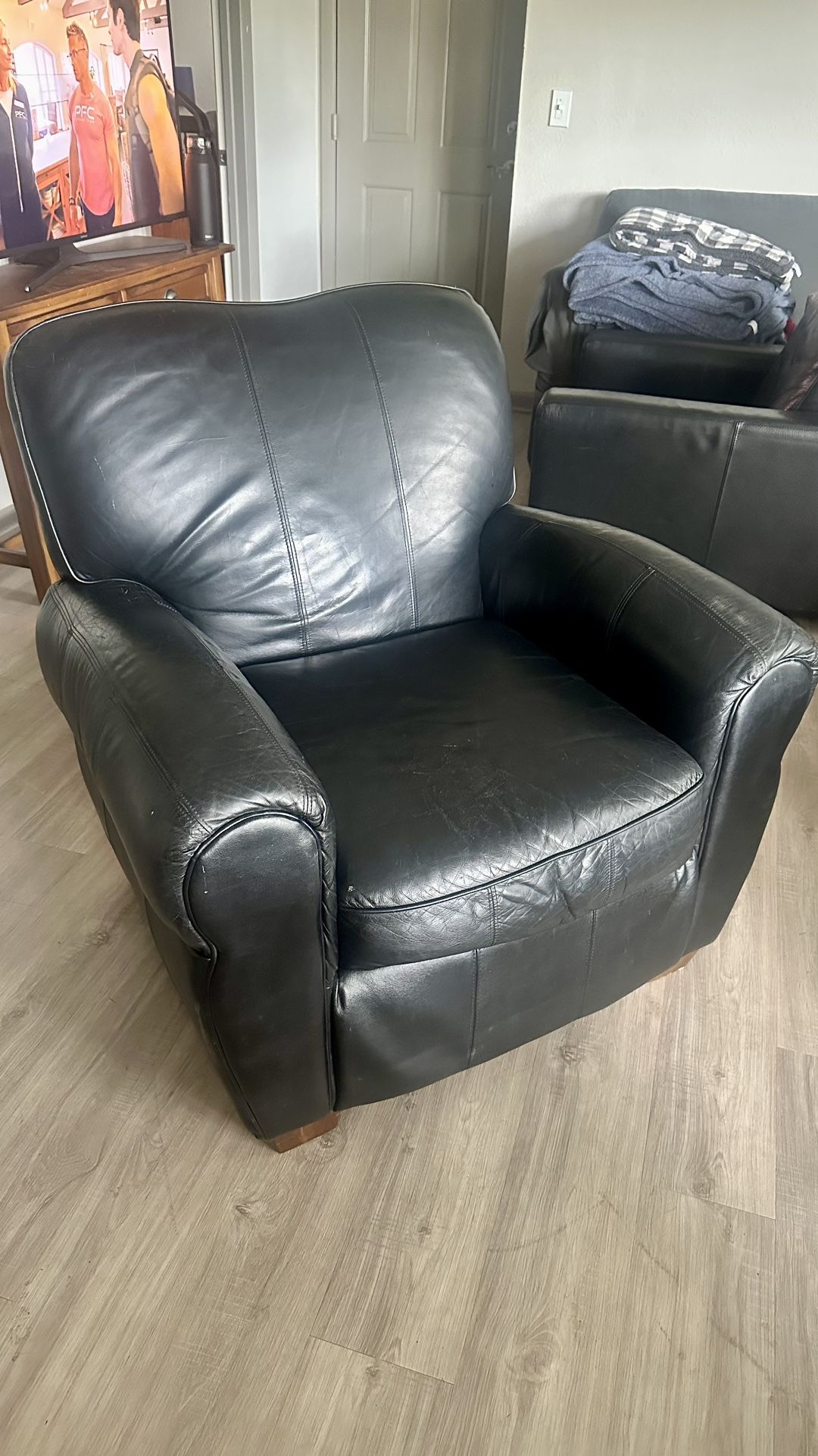 Genuine Black Leather Armchair – High-End Look, Affordable Price