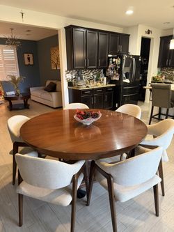 Round Table Whit Chairs