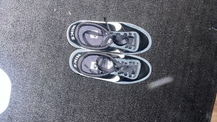 Nike black and white low 4y