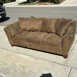 🍫 Cozy 3-Seater Microfiber Couch – Comfy & Clean!
