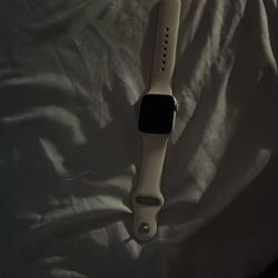 Apple Watch Apple Watch SE Second Generation Cream Color Band 40mm