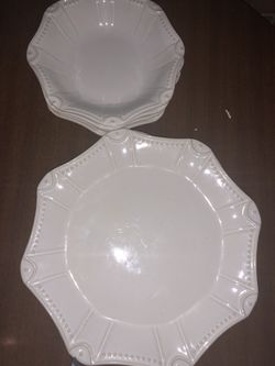 Pier 1 plates and bowls set of 4