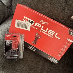 Milwaukee m12 fuel 1/2 in impact wrench kit