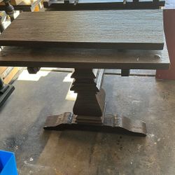 Expandable dining table