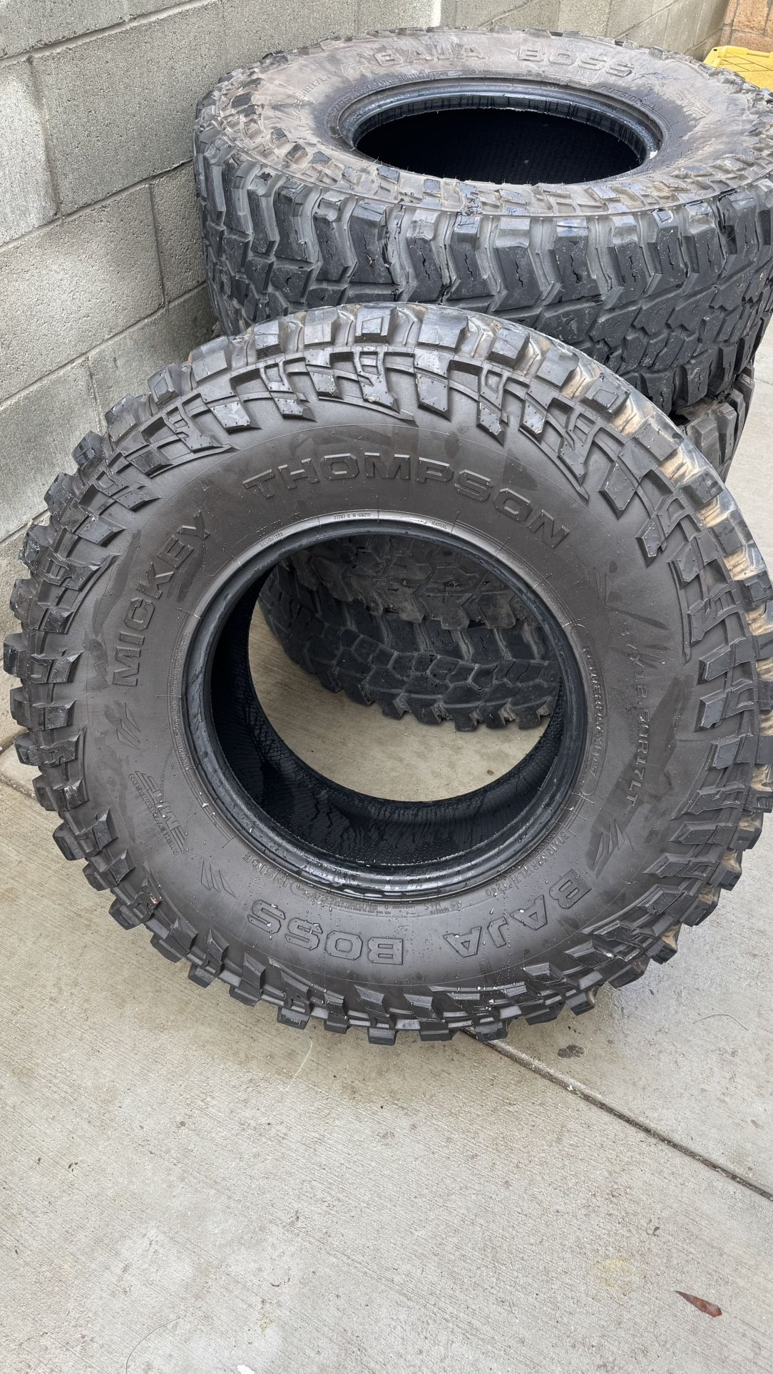 Mickey Thompson 37x12.50r17LT