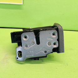 2015- 2019 ESCALADE TAHOE COLORADO SIERRA CRUZE RIGHT FRONT DOOR LATCH OEM 1(contact info removed)