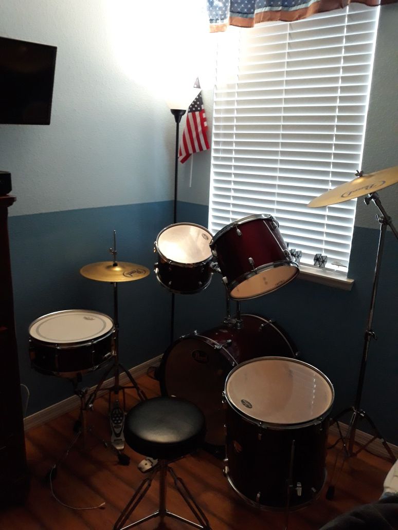 Pearl forum drum set
