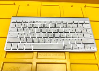 Apple Wireless Bluetooth Keyboard - Model A1314 (Aluminum)