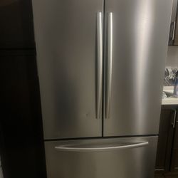 Mora Refrigeradora Fridge minor dings in the front see pictures price reflecting minor dents in the front refrigerator works perfect and freezer 