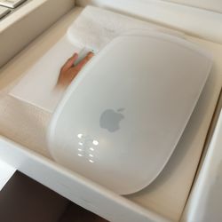 Apple Wireless Keyboard & Magic Mouse Set - Like New!