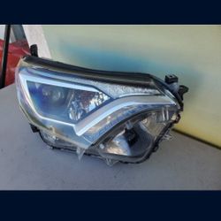 2016 - 2018 TOYOTA RAV4 RAV-4 RIGHT
HEADLIGHT PASSENGER SIDE HALOGEN
LED ACCENT GENUINE USED OEM. AA3