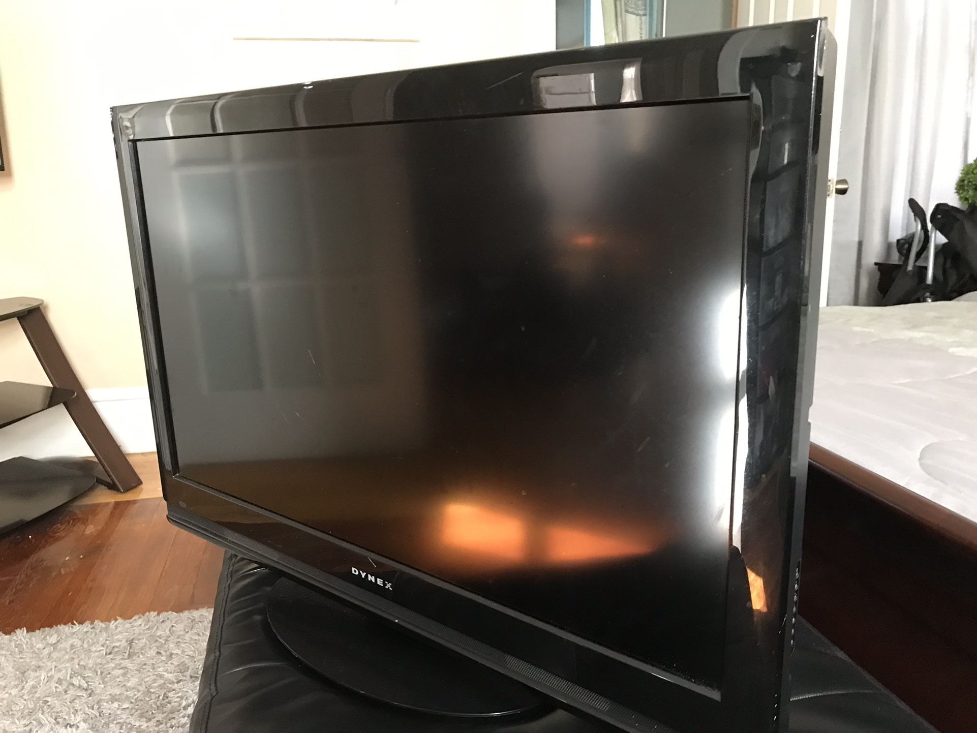 32” Dynex Tv