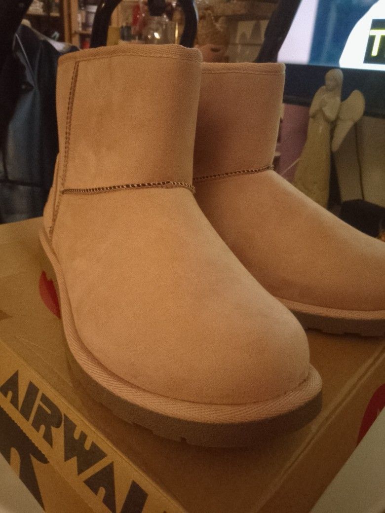 🩷 Pink Low Cut Boots,size9.5,$19.99