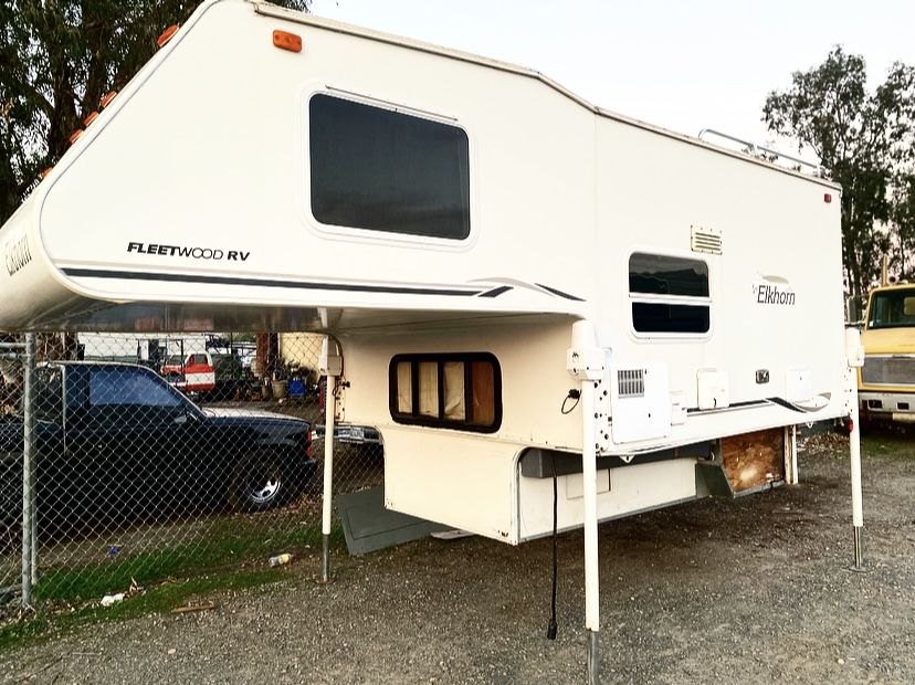 2003 Elkhorn Sleeps 5 8 Ft Bed Camper Cabover