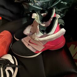 LeBron Soldier Pink Foam Sz 6y