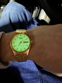 Vintage Seiko Quartz Day Date Luminous Dial 