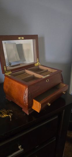 Locking jewelry box
