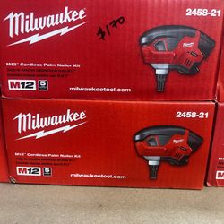 Milwaukee M12 Cordless Palm Nailer Kit