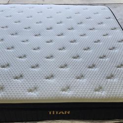 Titan Plus Luxe, King, Cover: GlacioTex Cooling Cover Like New, Perfect Condition