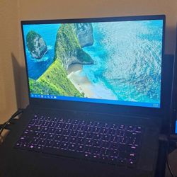 Razer Blade 15 – GTX 1060 Max-Q, 16 GB RAM, upgraded 4 TB SSD + extras